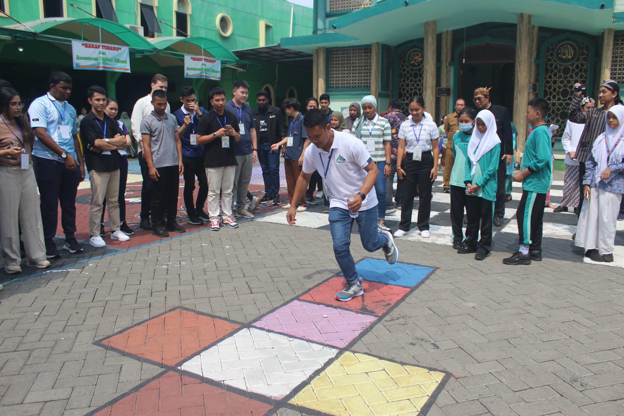 SMPN 13 Surabaya Kenalkan Budaya Indonesia ke warga Dunia