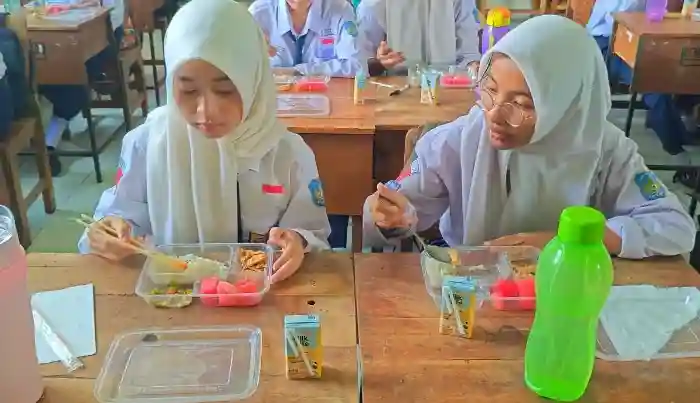 Kunjungi Makan Bergizi Gratis, Walikota Surabaya Menyatu dengan 927 Pelajar